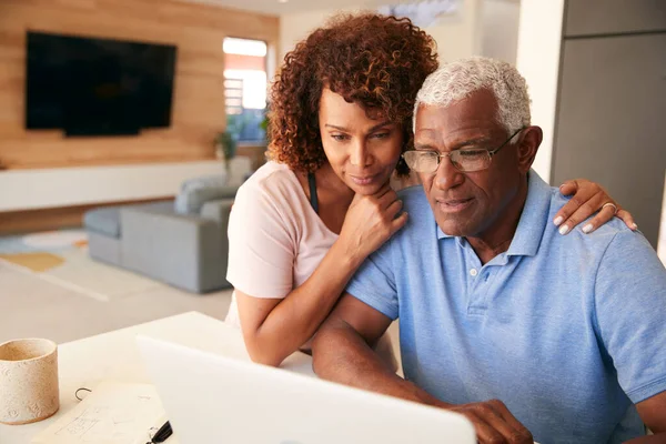 自宅で財務状況を確認するためにラップトップを使用してシニアアフリカ系アメリカ人カップル — ストック写真