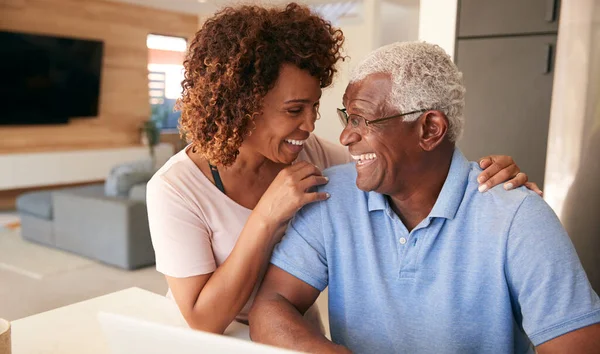 Älteres Afroamerikanisches Paar Nutzt Laptop Die Finanzen Hause Überprüfen — Stockfoto