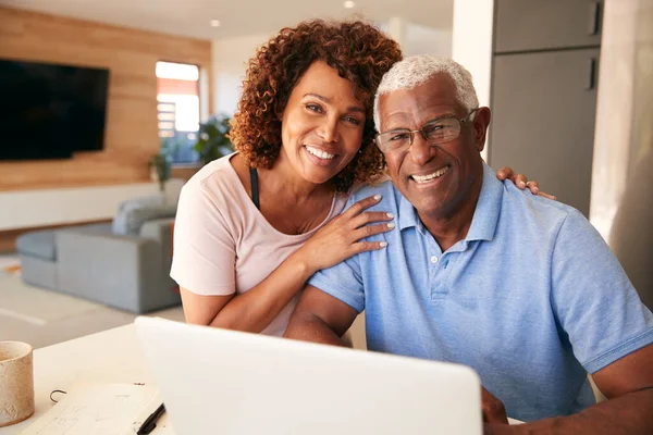 Retrato Casal Afro Americano Sênior Usando Laptop Para Verificar Finanças — Fotografia de Stock