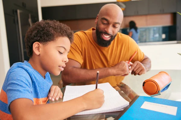 Afroamericano Padre Aiutare Figlio Studiare Compiti Casa Cucina — Foto Stock