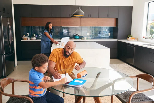 Afroamerykanin Ojciec Pomaga Syn Studiuje Prace Domowe Kuchni — Zdjęcie stockowe