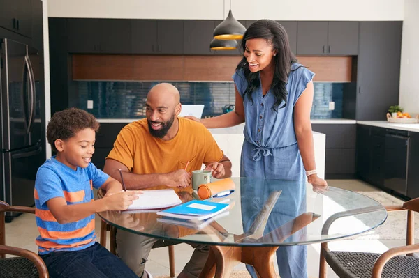 Афроамериканские Родители Помогают Сыну Заниматься Домашней Работой Кухне — стоковое фото