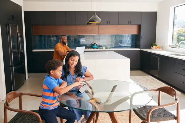 Madre Afroamericana Ayudando Hijo Estudiar Tareas Una Tableta Digital Cocina — Foto de Stock