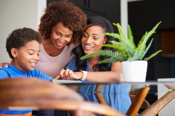 Grootmoeder Met Moeder Helpen Grandson Doen Huiswerk Digitale Tablet — Stockfoto