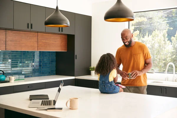 Pai Com Filha Sentada Balcão Cozinha Casa Usando Tablet Digital — Fotografia de Stock