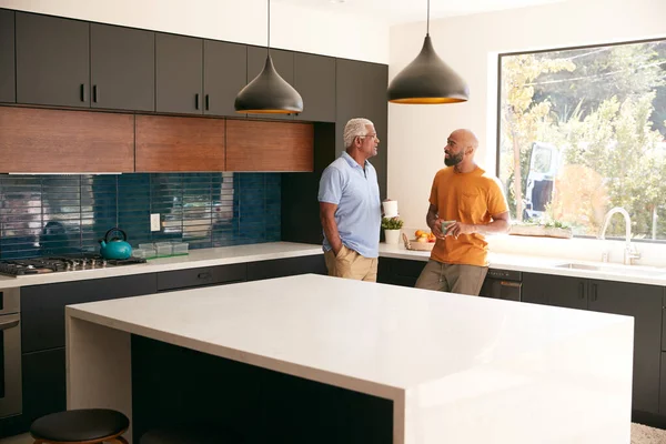 Senior Vater Talking Und Trinken Kaffee Mit Erwachsenen Sohn Küche — Stockfoto