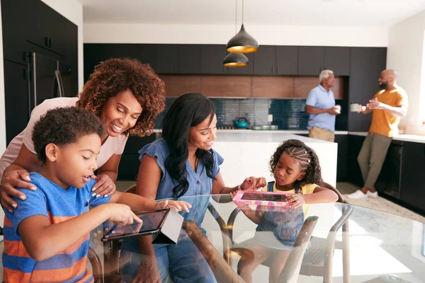 Abuela Con Madre Ayudando Sus Nietos Usar Tabletas Digitales Mesa —  Fotos de Stock