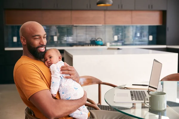 Glimlachen Verblijf Thuis Afro Amerikaanse Vader Knuffelen Baby Dochter Terwijl — Stockfoto