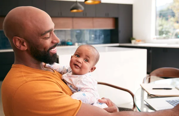 Sorrindo Ficar Casa Afro Americano Pai Abraçando Bebê Filha Enquanto — Fotografia de Stock