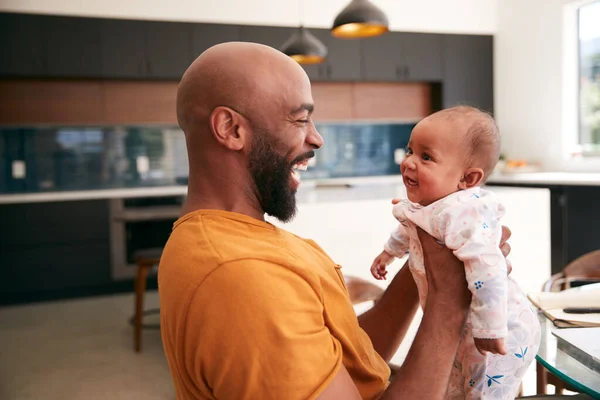 Χαμογελώντας Μείνετε Στο Σπίτι Αφρο Αμερικανός Πατέρας Αγκαλιάζοντας Και Παίζοντας — Φωτογραφία Αρχείου