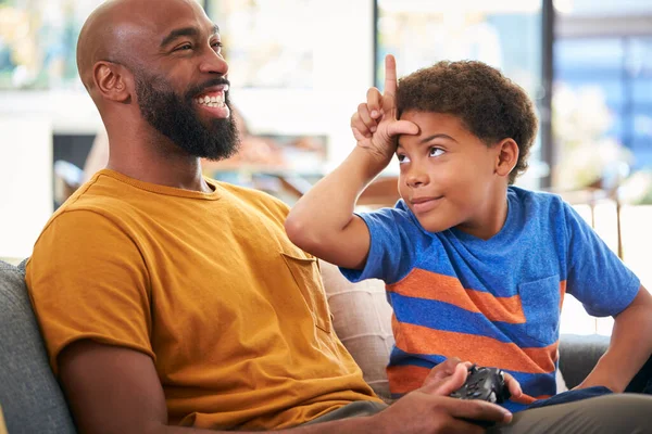 Filho Faz Gesto Perdedor Pai Como Eles Sentam Sofá Jogar — Fotografia de Stock