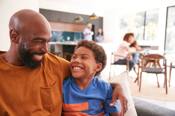 Amoroso Afro Americano Pai Filho Sentado Sofá Casa Juntos — Fotografia de Stock