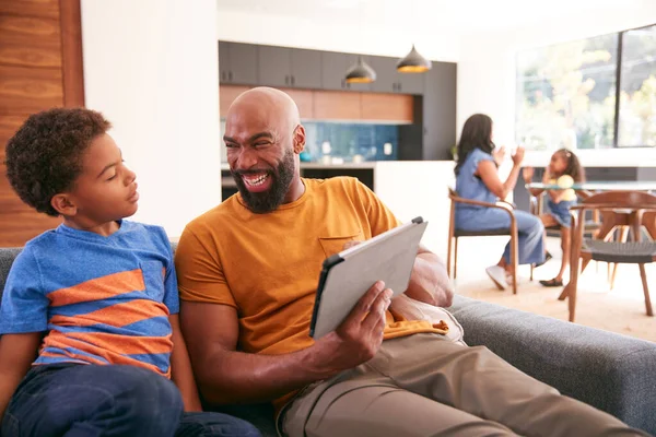 Afro Americano Pai Filho Sentado Sofá Casa Usando Digital Tablet — Fotografia de Stock