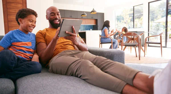 Afro Amerikaanse Familie Thuis Met Vader Zoon Zitten Bank Thuis — Stockfoto