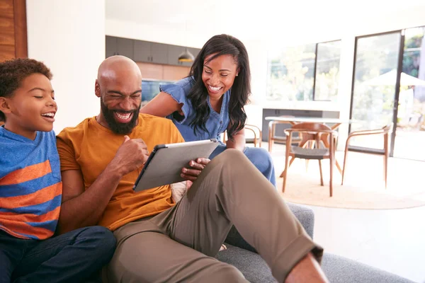 Evdeki Koltukta Oturan Afrikalı Amerikalı Aile Dijital Tablet Kullanıyor — Stok fotoğraf