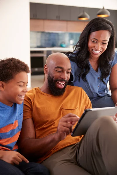 Famiglia Afroamericana Con Figlio Seduto Sul Divano Casa Utilizzando Tavoletta — Foto Stock