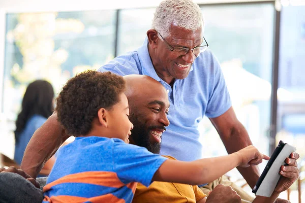 Multi Generation Man African American Family Sitter Soffan Hemma Med — Stockfoto