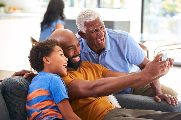 Mehrgenerationenfamilie Afroamerikanischer Männer Posiert Auf Sofa Hause Für Selfie Auf — Stockfoto