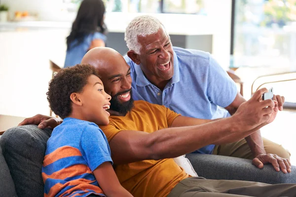 Familia Afroamericana Masculina Multi Generación Sofá Casa Posando Para Selfie — Foto de Stock