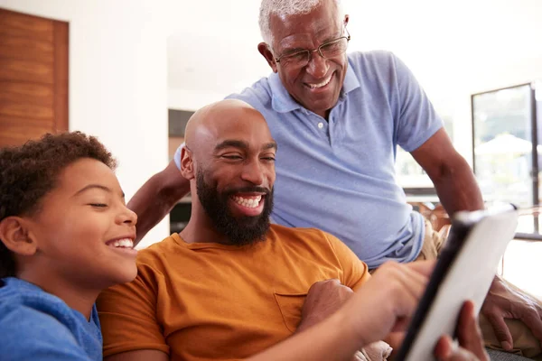 Familia Afroamericana Masculina Multi Generación Sentada Sofá Casa Usando Tableta —  Fotos de Stock