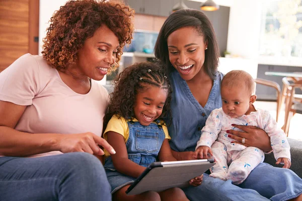 Multi Geração Feminino Afro Americano Família Sentado Sofá Casa Usando — Fotografia de Stock