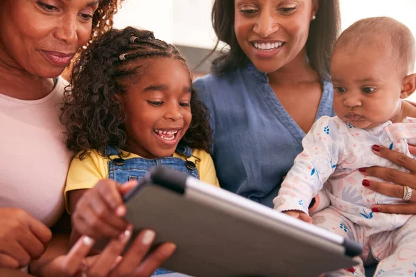 Multi Geração Feminino Afro Americano Família Sentado Sofá Casa Usando — Fotografia de Stock