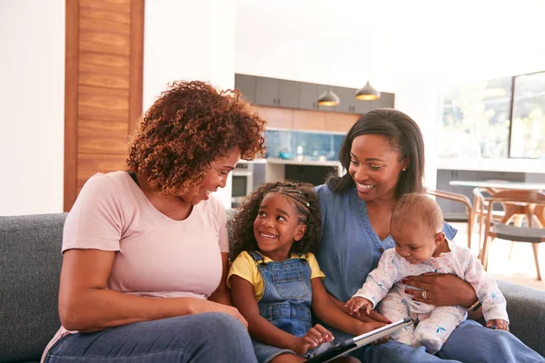 Familia Afroamericana Multi Generación Sentada Sofá Casa Usando Tableta Digital — Foto de Stock