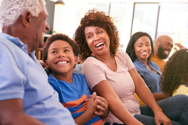 Família Afro Americana Várias Gerações Relaxando Casa Sentados Sofá Assistindo — Fotografia de Stock