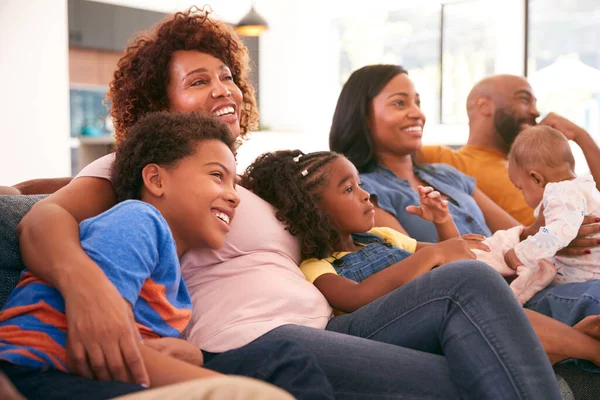 Több Generációs Afro Amerikai Család Pihentető Otthon Kanapén Tévézni Együtt — Stock Fotó