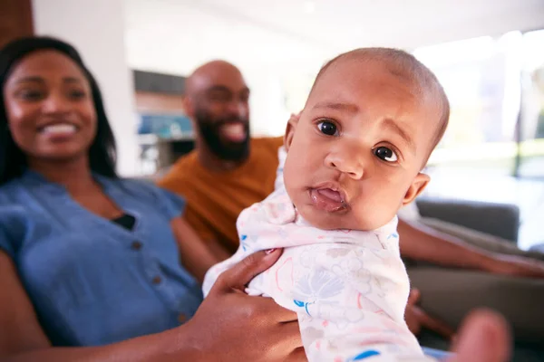 Retrato Sonrientes Padres Afroamericanos Acurrucándose Con Hija Sofá Casa — Foto de Stock