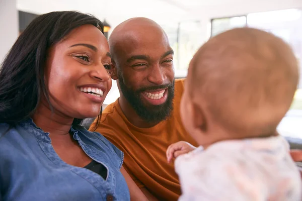 Mosolygó Afro Amerikai Szülők Ölelés Játszik Baba Lánya Beltéri Kanapén — Stock Fotó