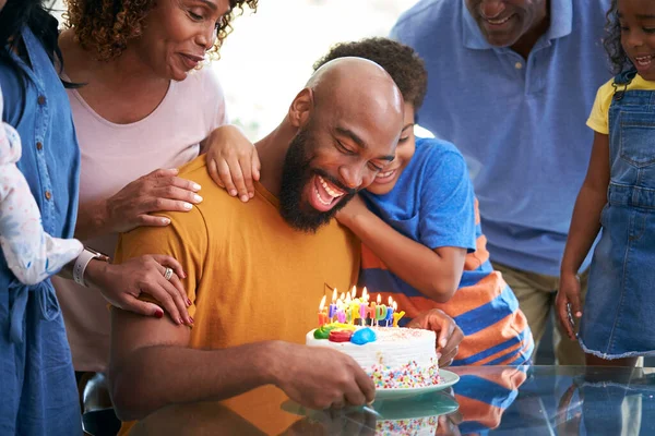 Multi Geração Família Afro Americana Celebrando Aniversário Dos Pais Casa — Fotografia de Stock