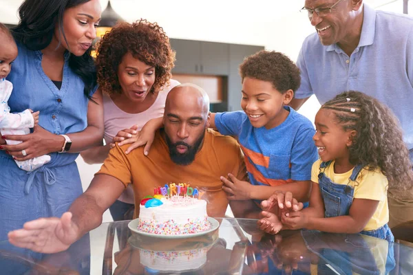 Familia Afroamericana Varias Generaciones Celebrando Cumpleaños Padres Casa Juntos —  Fotos de Stock