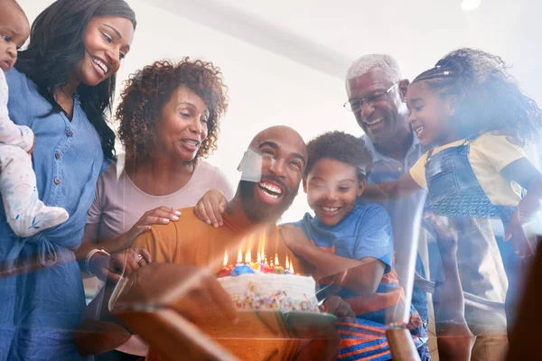 Multi Generatie Afro Amerikaanse Familie Vieren Vaders Verjaardag Thuis Samen — Stockfoto