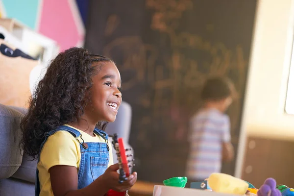 Молодая Девушка Весело Играет Игрушечной Гитаре Комнате Дома — стоковое фото