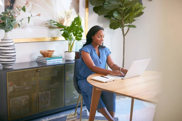 Gravid Afroamerikansk Kvinna Använda Laptop Vid Bordet Arbetar Hemifrån — Stockfoto