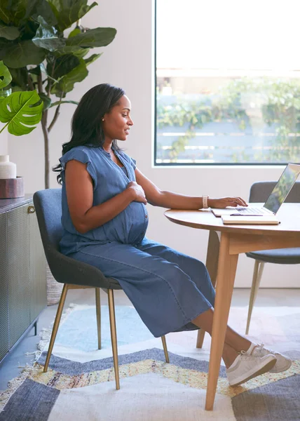 Έγκυος African American Woman Χρήση Laptop Στο Τραπέζι Εργασίας Από — Φωτογραφία Αρχείου