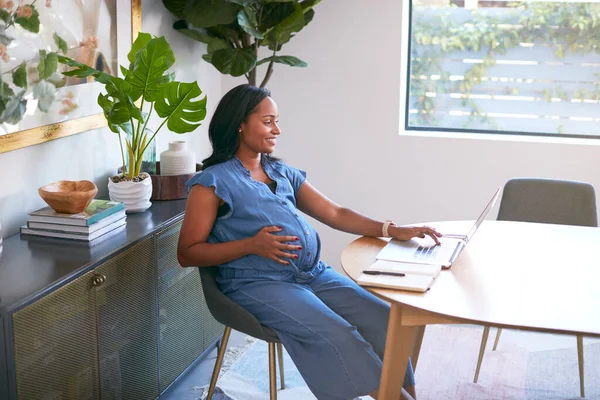 使用笔记本电脑在家工作的非洲裔美国孕妇 — 图库照片