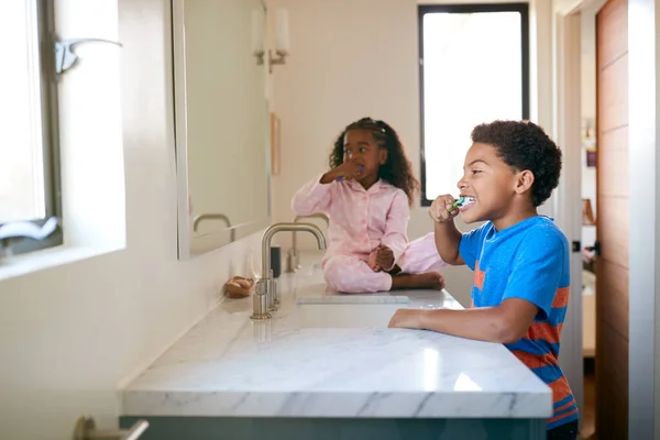 Dos Niños Cepillándose Los Dientes Baño Casa —  Fotos de Stock