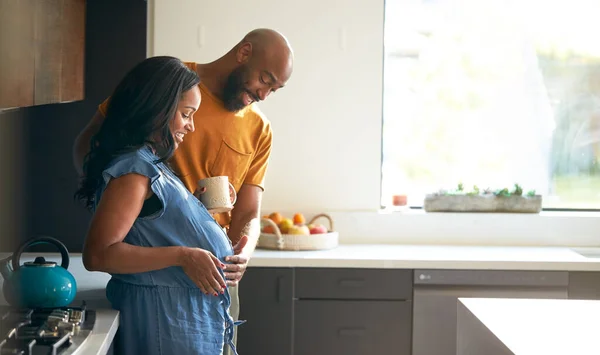 Szerető Afro Amerikai Férj Terhes Feleséggel Otthon Konyhában Együtt — Stock Fotó