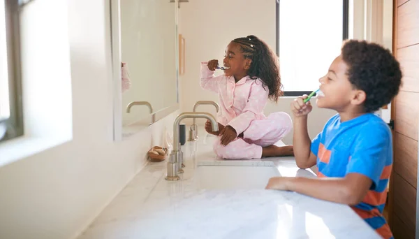 Evdeki Tuvalette Dişlerini Fırçalayan Iki Çocuk — Stok fotoğraf