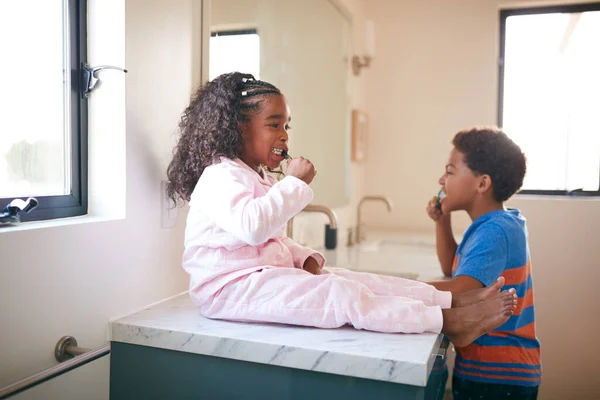 Duas Crianças Escovando Seus Dentes Banheiro Casa — Fotografia de Stock