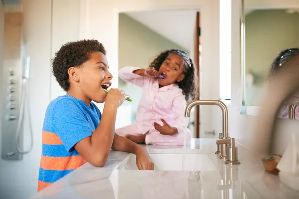 Dos Niños Cepillándose Los Dientes Baño Casa —  Fotos de Stock