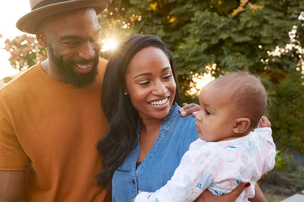 Portret Van Afro Amerikaanse Familie Met Baby Dochter Ontspannen Tuin — Stockfoto