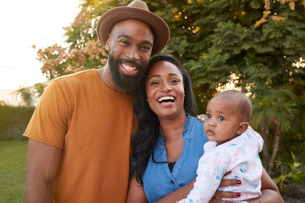 Portret Van Afro Amerikaanse Familie Met Baby Dochter Ontspannen Tuin — Stockfoto