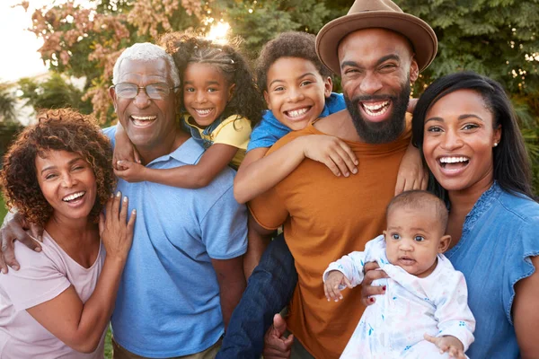 Porträtt Flera Generationer Afroamerikanska Familjen Koppla Trädgården Hemma Tillsammans — Stockfoto