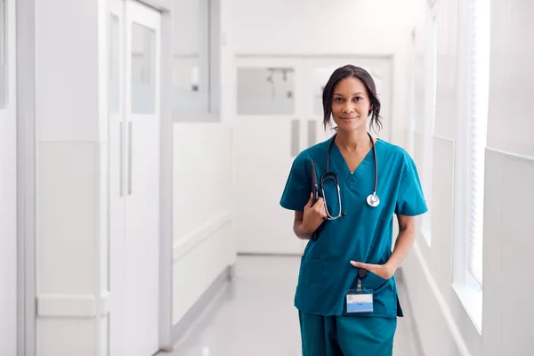 Портрет Усміхненої Жінки Лікарки Лікувальному Коридорі Тримає Цифровий Планшет — стокове фото