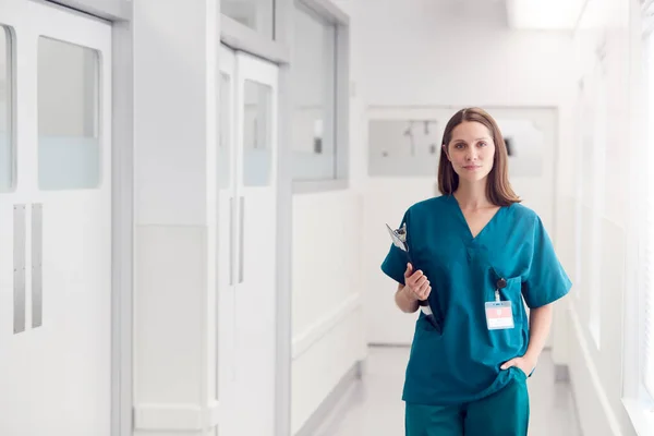 Portrait Femme Médecin Portant Des Gommages Debout Dans Couloir Hôpital — Photo