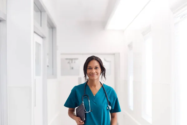 Portrét Usmívající Ženy Lékař Nošení Scrubs Nemocniční Chodbě Drží Digitální — Stock fotografie