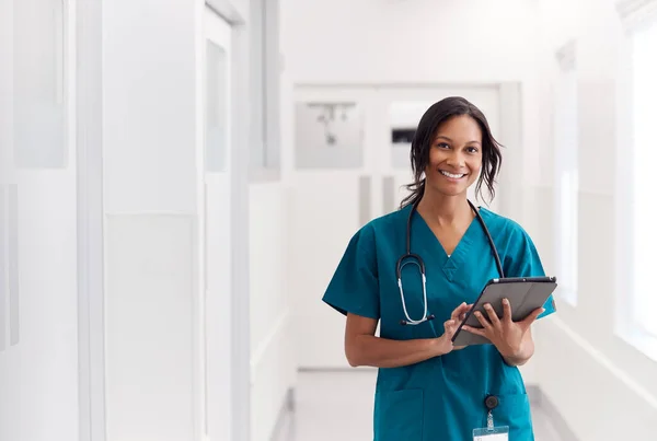 Retrato Sonriente Doctora Usando Exfoliantes Pasillo Del Hospital Sosteniendo Tableta — Foto de Stock